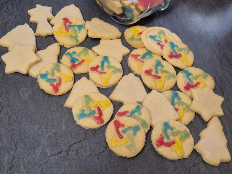 Galletas terminadas con glaseado de azúcar en los colores de Joomla